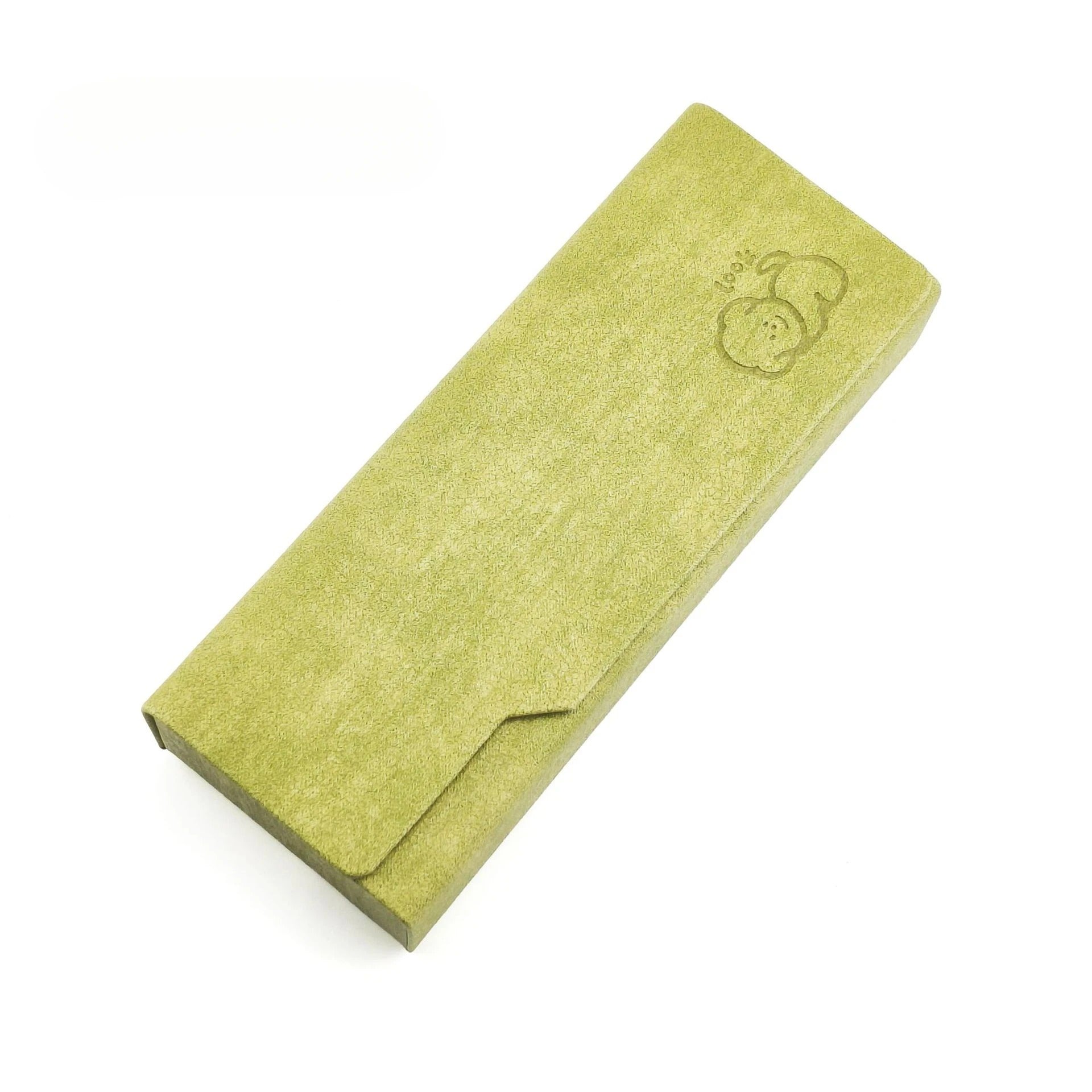 Rectangular glasses case with magnetic closure
